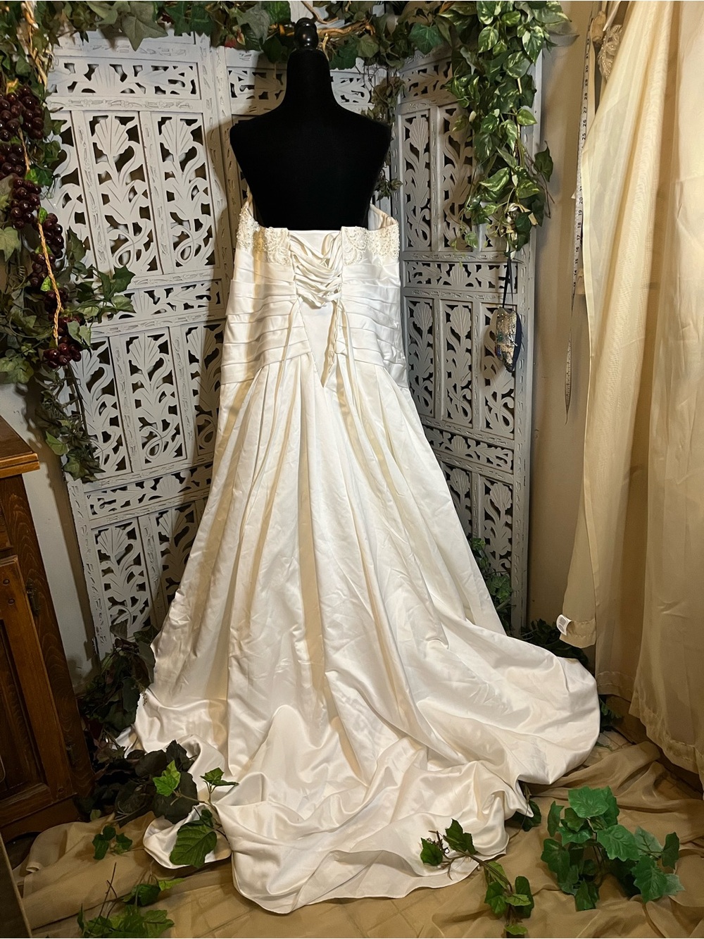 DAVIDS BRIDAL WHITE GLOSSY SATIN & SPARKLY SWEETHEART BUST WEDDING DRESS GOWN - Picture 4 of 14